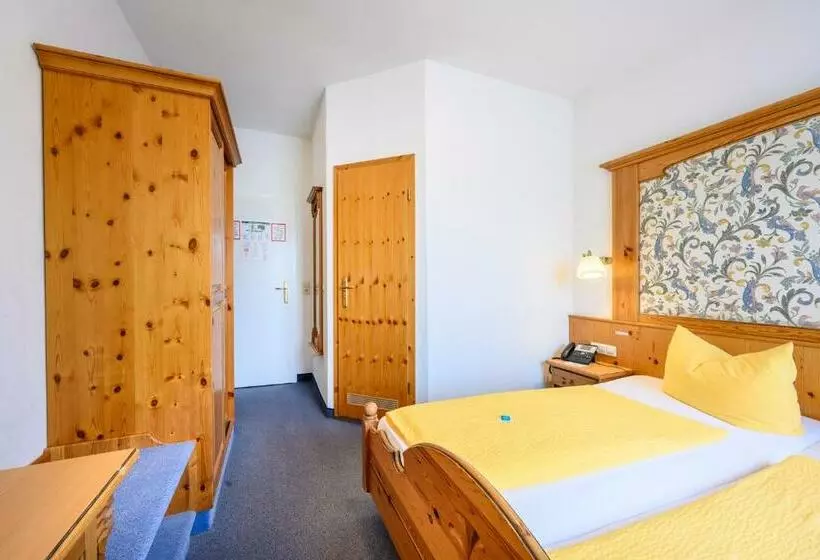 هتل Goldener Hirsch