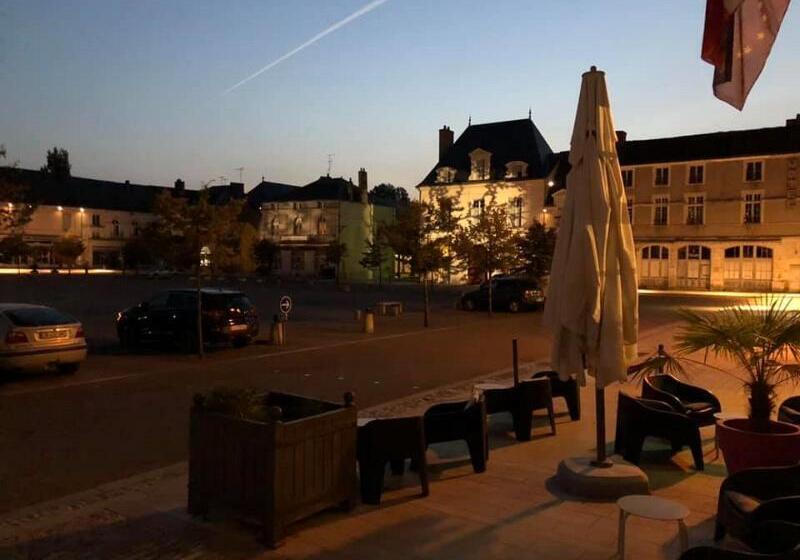 호텔 Logis Hôtel Restaurant Le Puits Doré