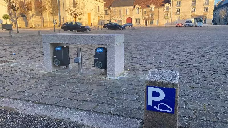 Отель Logis Hôtel Restaurant Le Puits Doré