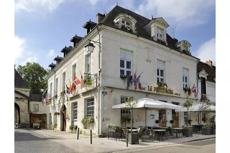 Отель Logis Hôtel Restaurant Le Puits Doré