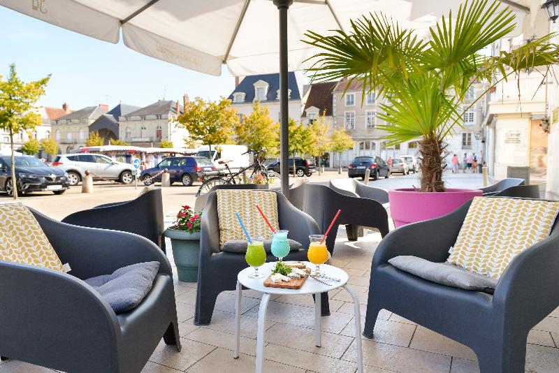 호텔 Logis Hôtel Restaurant Le Puits Doré