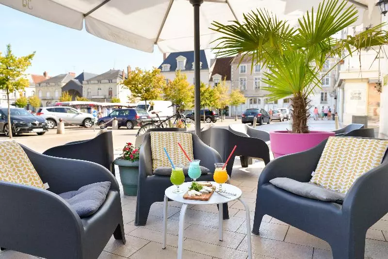 Отель Logis Hôtel Restaurant Le Puits Doré