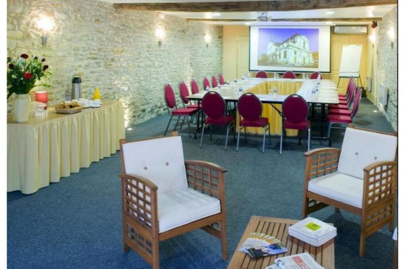 호텔 Logis Hôtel Restaurant Le Puits Doré