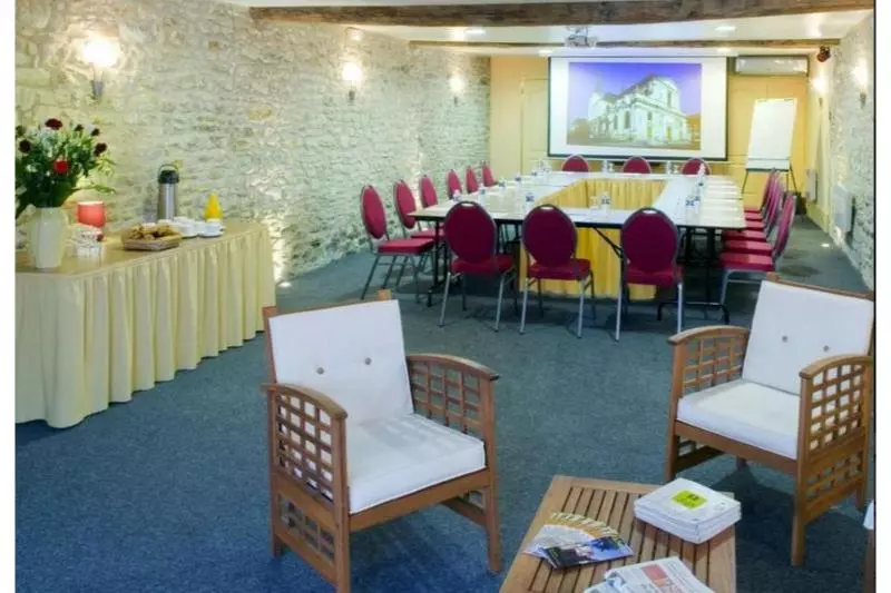 Отель Logis Hôtel Restaurant Le Puits Doré