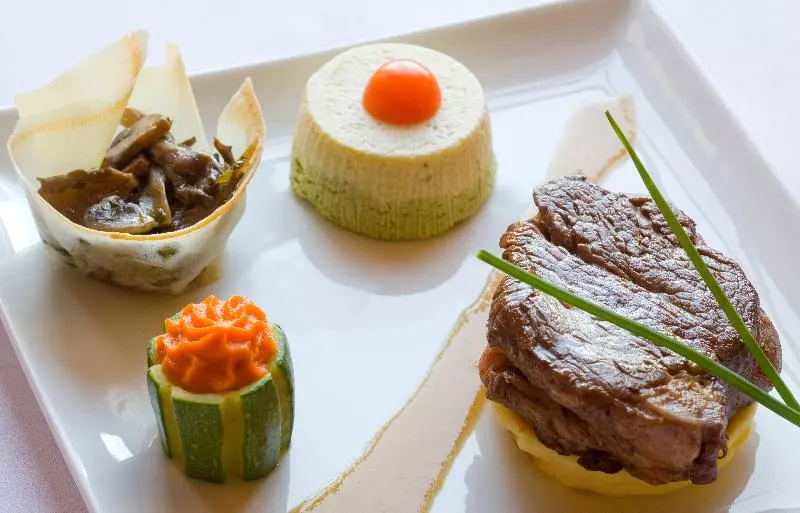 Отель Logis Hôtel Restaurant Le Puits Doré