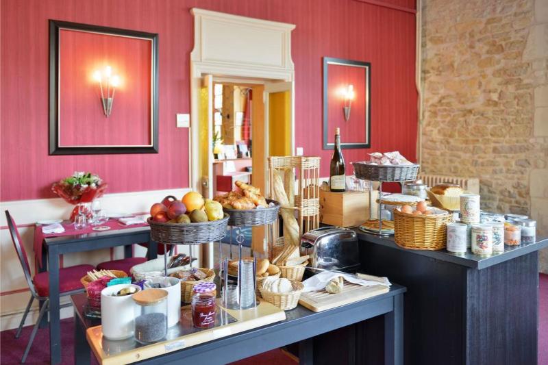 호텔 Logis Hôtel Restaurant Le Puits Doré