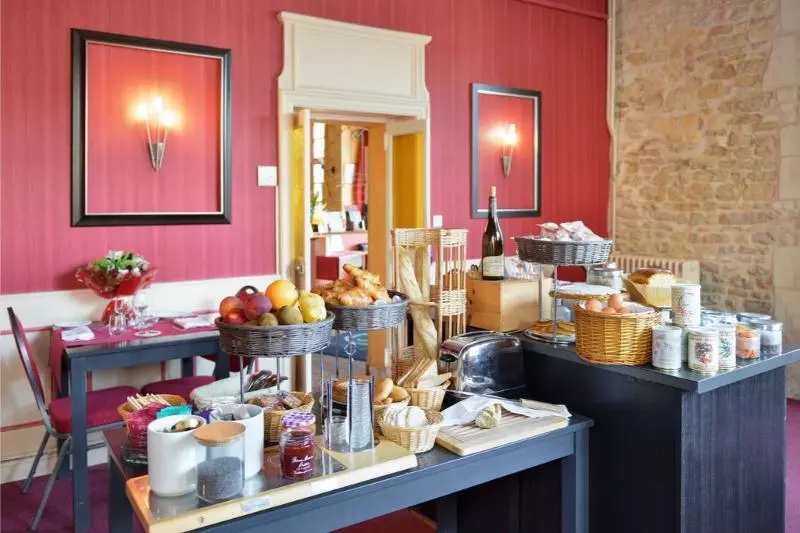 Отель Logis Hôtel Restaurant Le Puits Doré