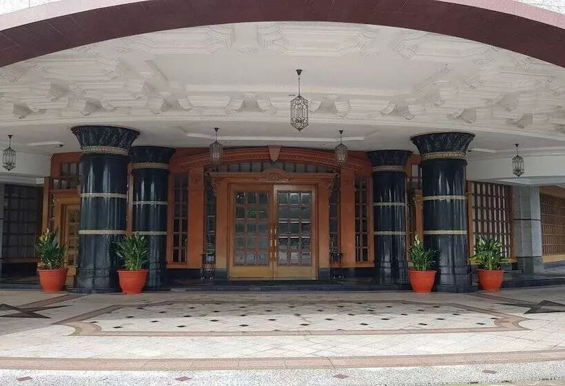 בית מלון כפרי The Rizqun International