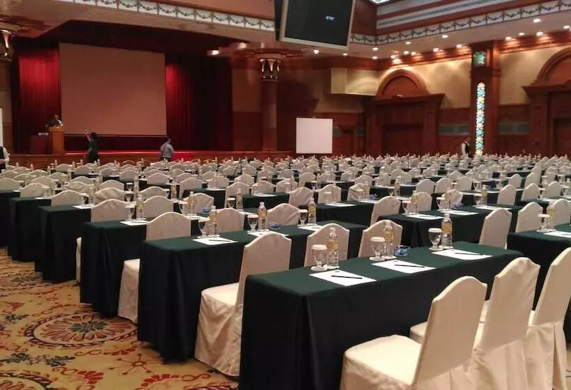 בית מלון כפרי The Rizqun International