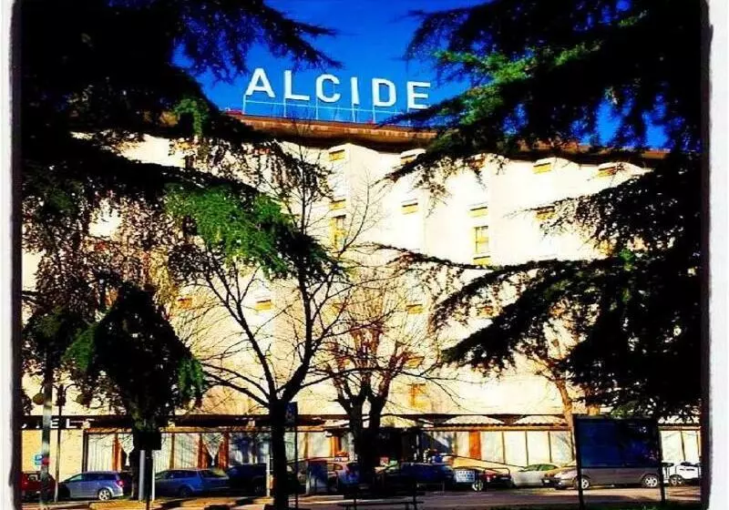 ホテル Ristorante Alcide