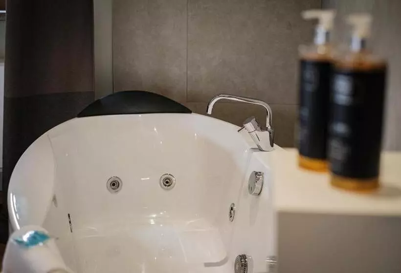 هتل Antico Borgo Di Sutri