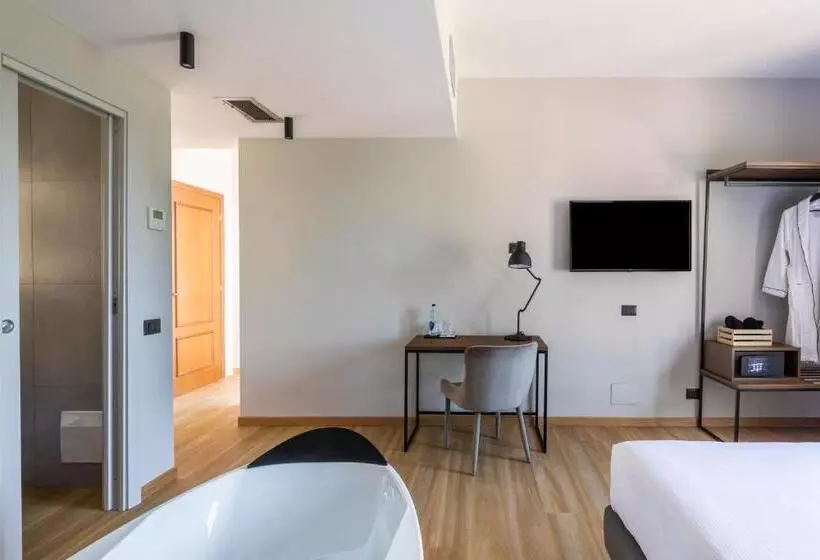 هتل Antico Borgo Di Sutri