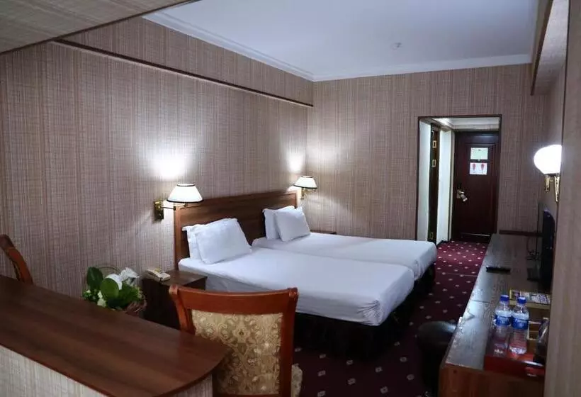 Hotel Le Grande Plaza