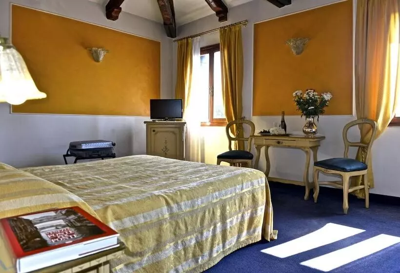 هتل Alla Corte Rossa