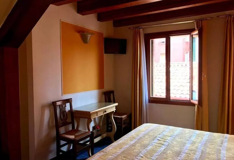 هتل Alla Corte Rossa