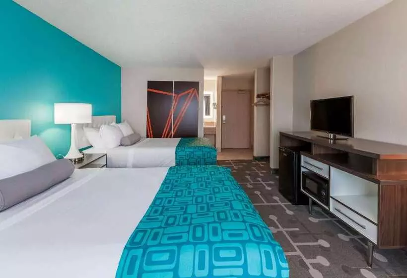 Отель Howard Johnson By Wyndham Romulus Detroit Metro Airport