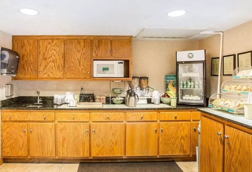 Отель Quality Inn & Suites