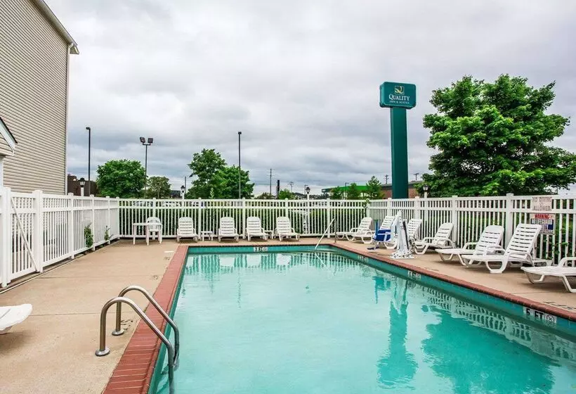 Отель Quality Inn & Suites