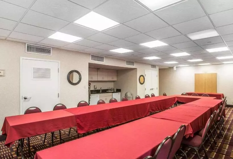 Отель Quality Inn & Suites