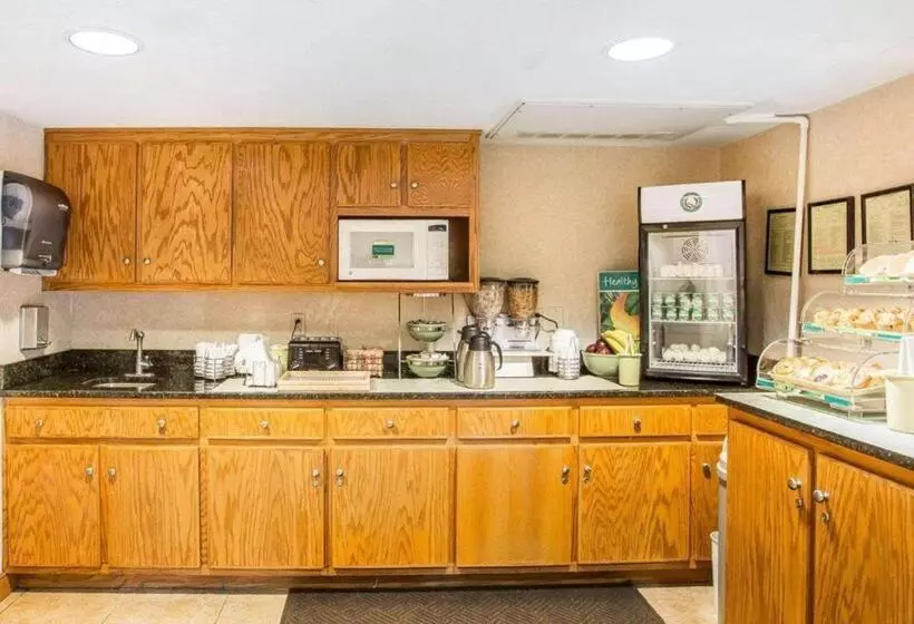 Отель Quality Inn & Suites