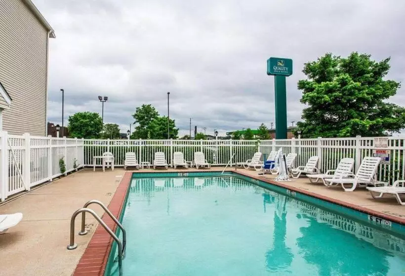 Отель Quality Inn & Suites