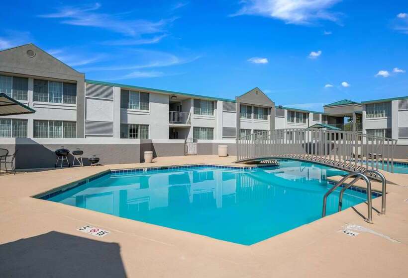 בית מלון כפרי Quality Inn