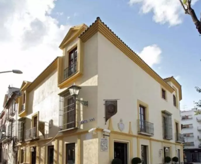 هتل Sacristia De Santa Ana
