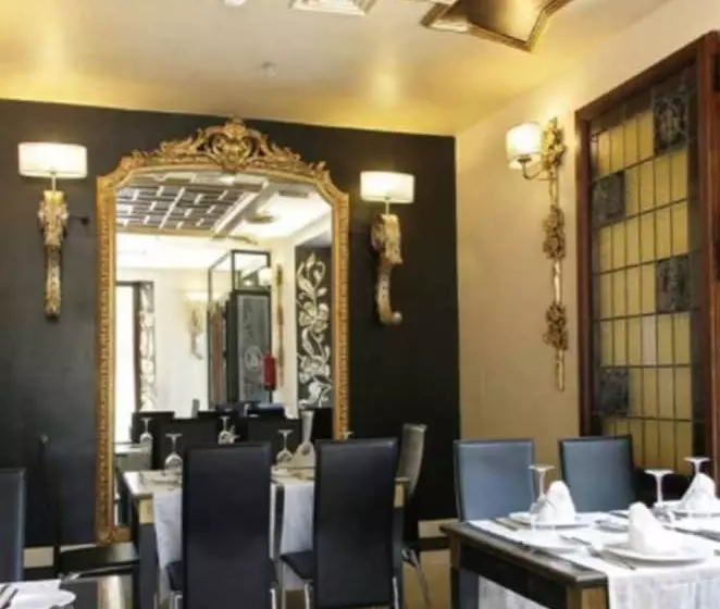 هتل Sacristia De Santa Ana