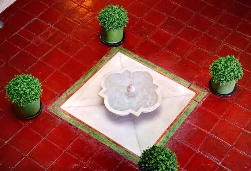 هتل Sacristia De Santa Ana