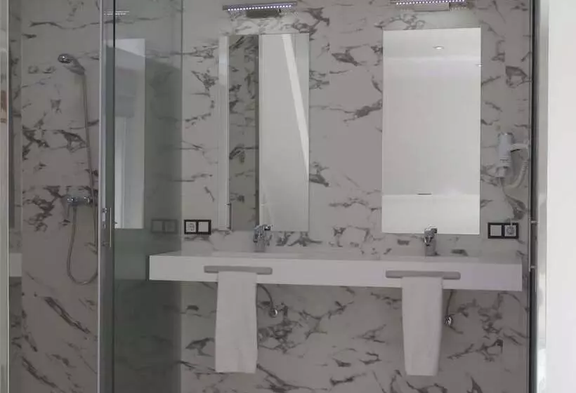 هتل Sacristia De Santa Ana