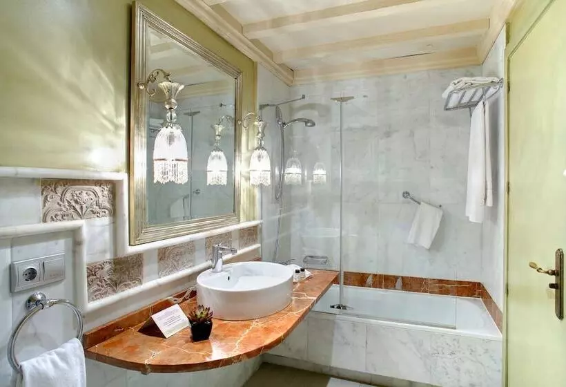 هتل Sacristia De Santa Ana