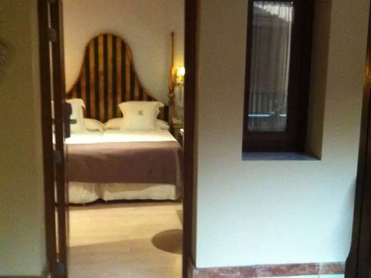 هتل Sacristia De Santa Ana