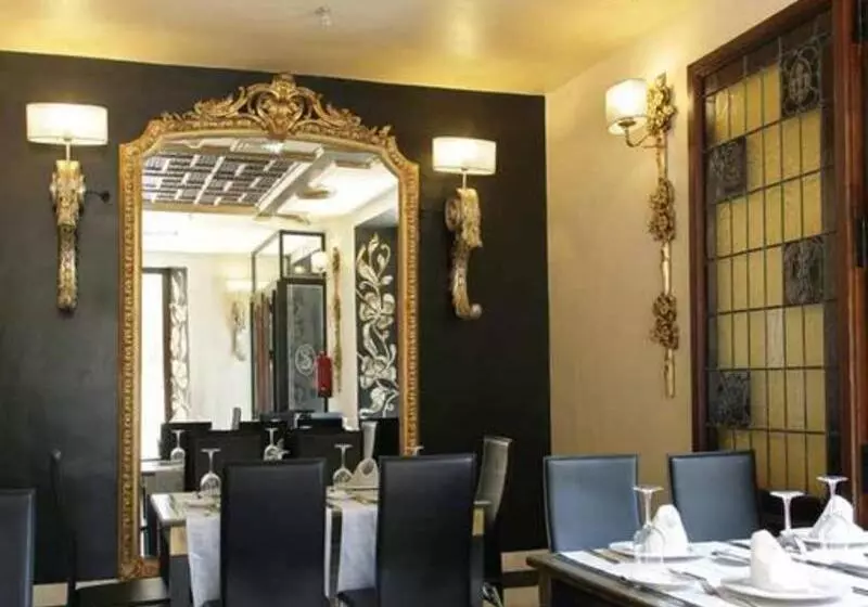 هتل Sacristia De Santa Ana