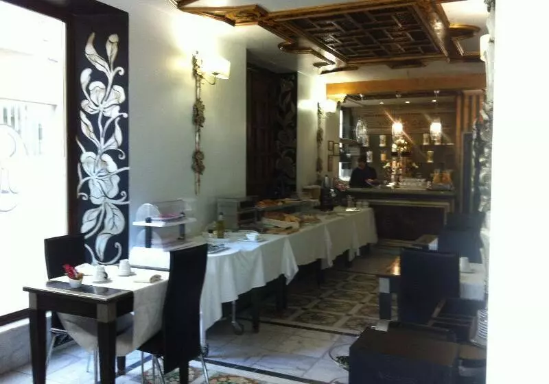 هتل Sacristia De Santa Ana