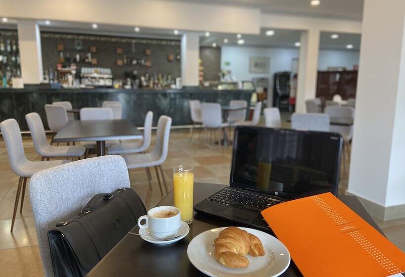 בית מלון כפרי Montera Plaza