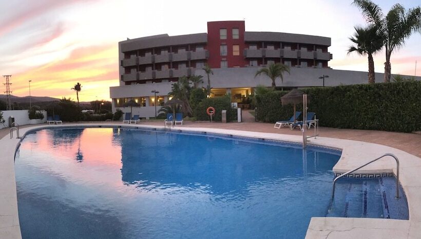 בית מלון כפרי Montera Plaza