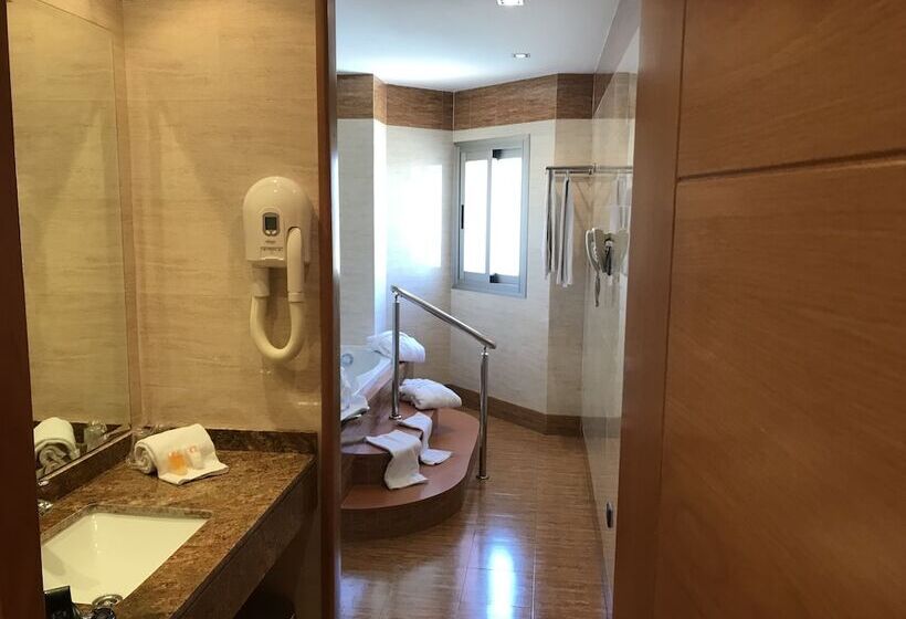 בית מלון כפרי Montera Plaza