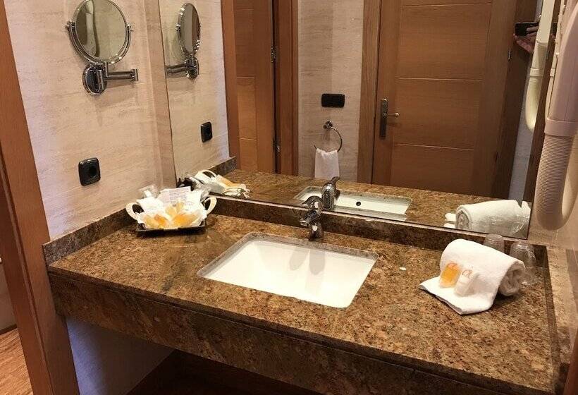 בית מלון כפרי Montera Plaza