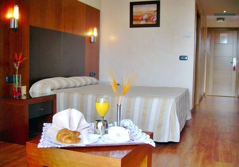 בית מלון כפרי Montera Plaza