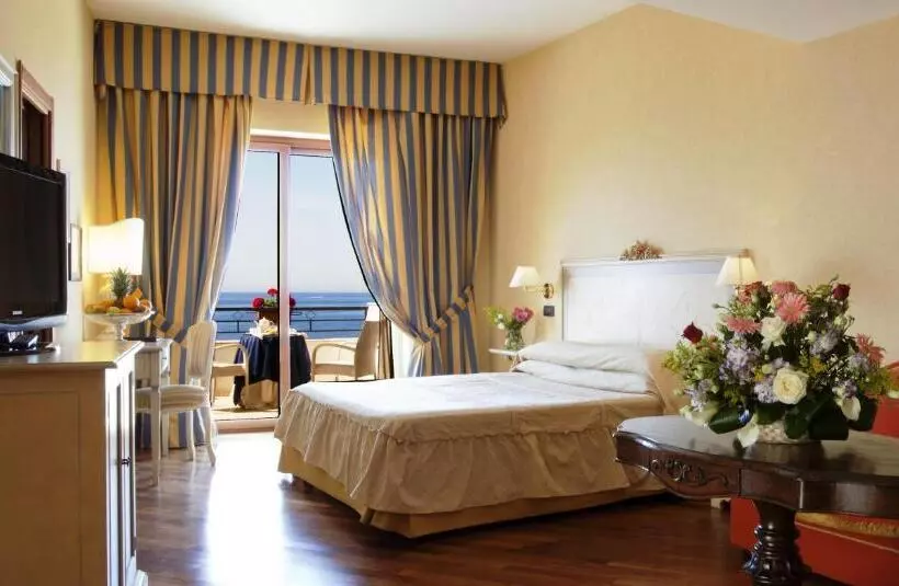 فندق Punta Campanella Resort & Spa