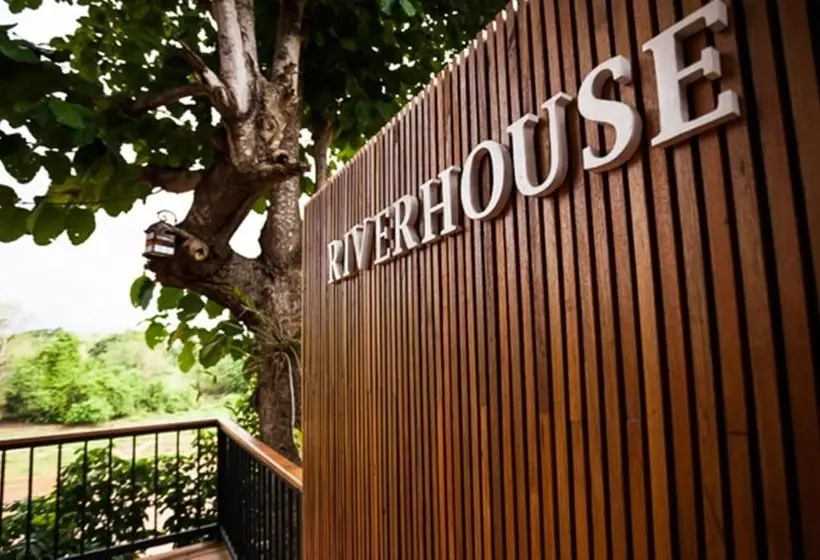 호텔 Riverhouse The Teak House