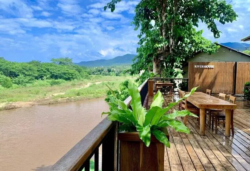 호텔 Riverhouse The Teak House