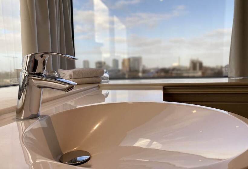 Xo Hotels Blue Tower