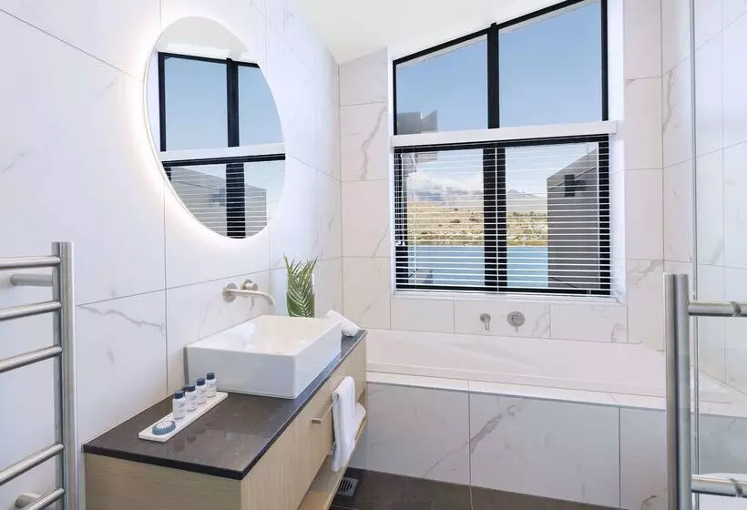 Отель Oaks Queenstown Shores Resort