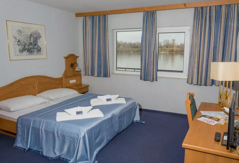 Aquamarina Boathotel