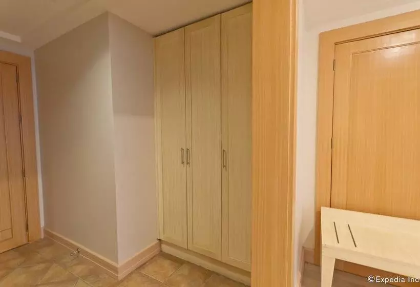 Crown Regency Hotel And Towers