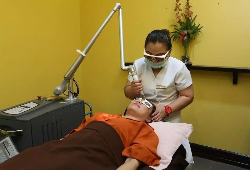 Crown Regency Hotel And Towers