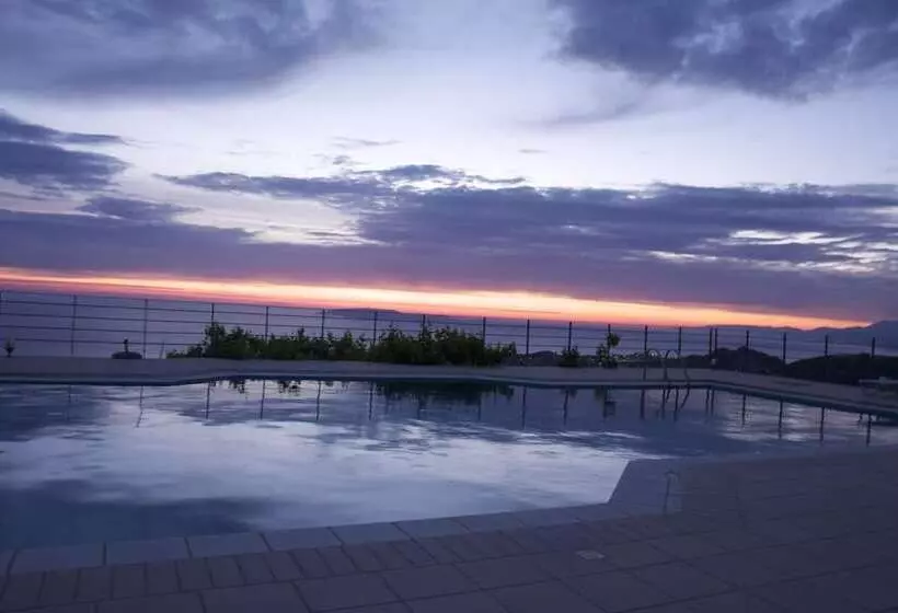 ホテル Nymphes Luxury Apartments