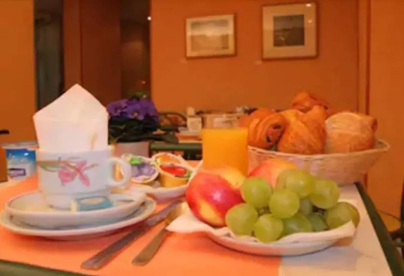 هتل Printania Porte De Versailles