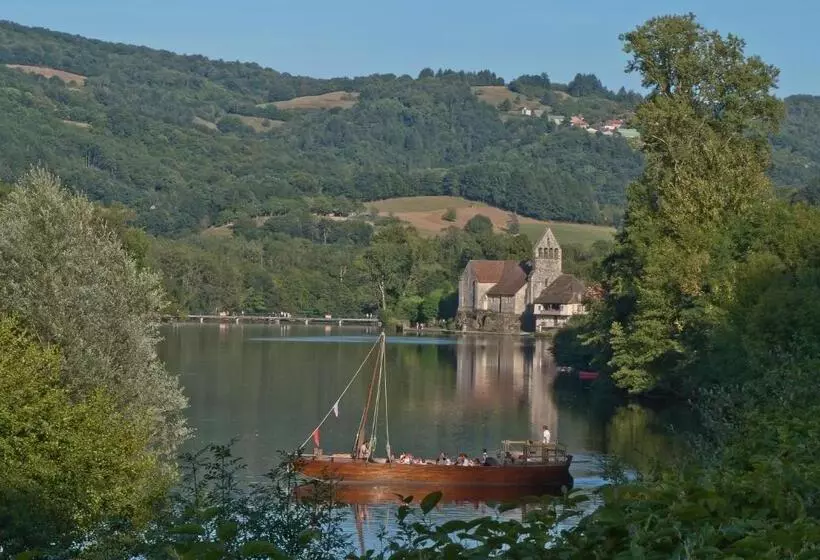 Отель Contact Hôtel Le Relais De Vellinus